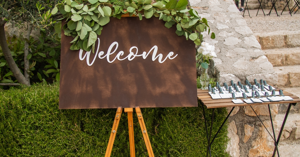 20 Wedding Sign Sayings to Impress Every Guest